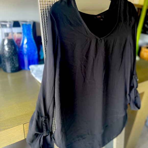 🌸 Versatile Black Blouse | Day-to-Night Staple | Size M - Picture 2 of 4